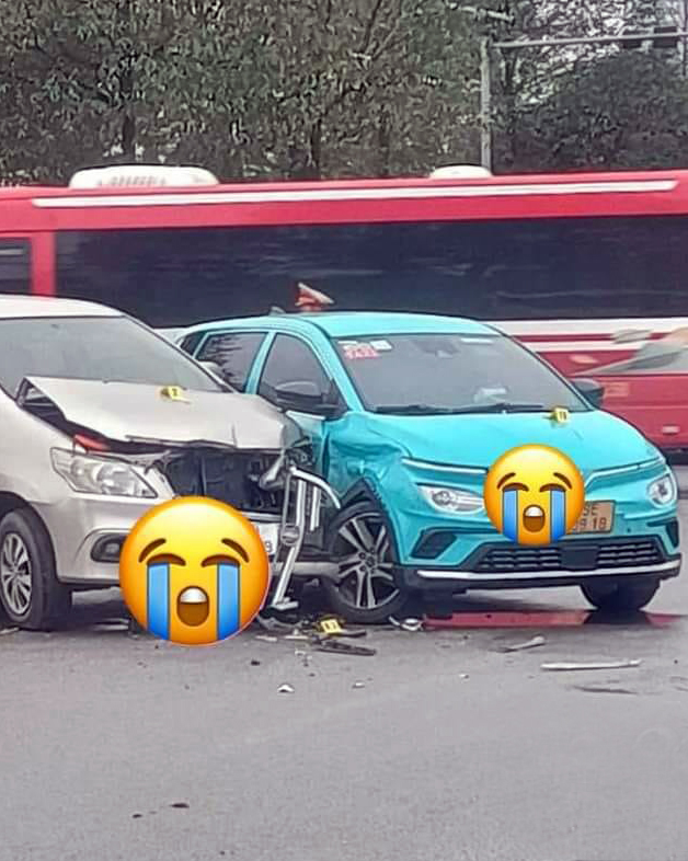 Ảnh TNGT: Toyota Innova vỡ nát đầu xe sau cú đâm vào xe điện Xanh SM- Ảnh 3.