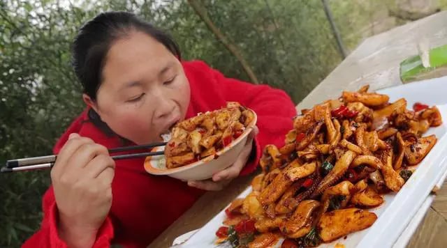 5 năm làm mukbang, ngoại hình cô gái 33 tuổi thay đổi chóng mặt khiến dân mạng cứ ngỡ bà dì trung niên: 