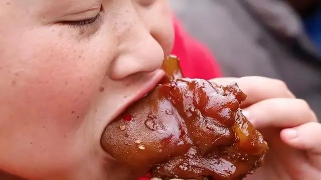 5 năm làm mukbang, ngoại hình cô gái 33 tuổi thay đổi chóng mặt khiến dân mạng cứ ngỡ bà dì trung niên: 