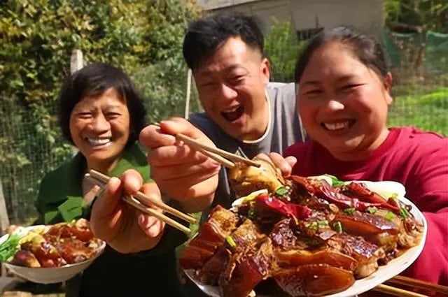 5 năm làm mukbang, ngoại hình cô gái 33 tuổi thay đổi chóng mặt khiến dân mạng cứ ngỡ bà dì trung niên: 