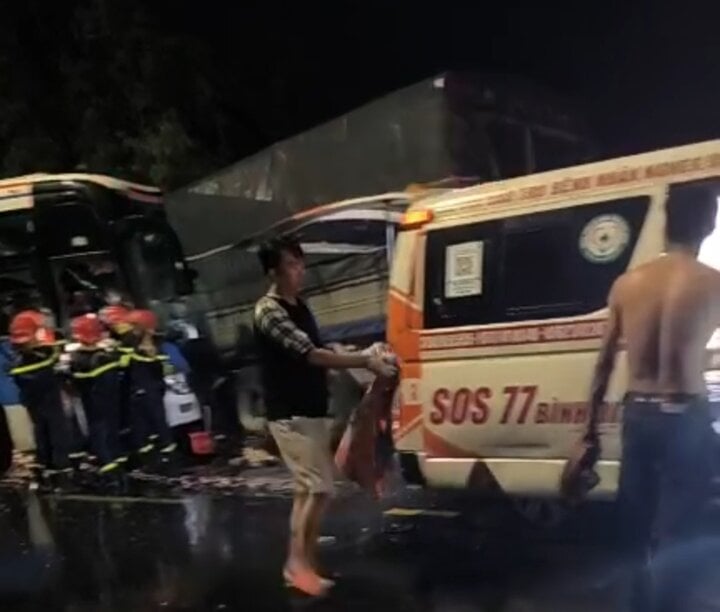 Tai nạn giữa xe khách và xe tải trong đêm ở Phú Yên, 8 người thương vong- Ảnh 2.
