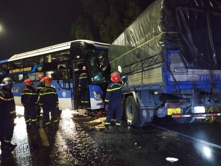 Tai nạn giữa xe khách và xe tải trong đêm ở Phú Yên, 8 người thương vong- Ảnh 1.