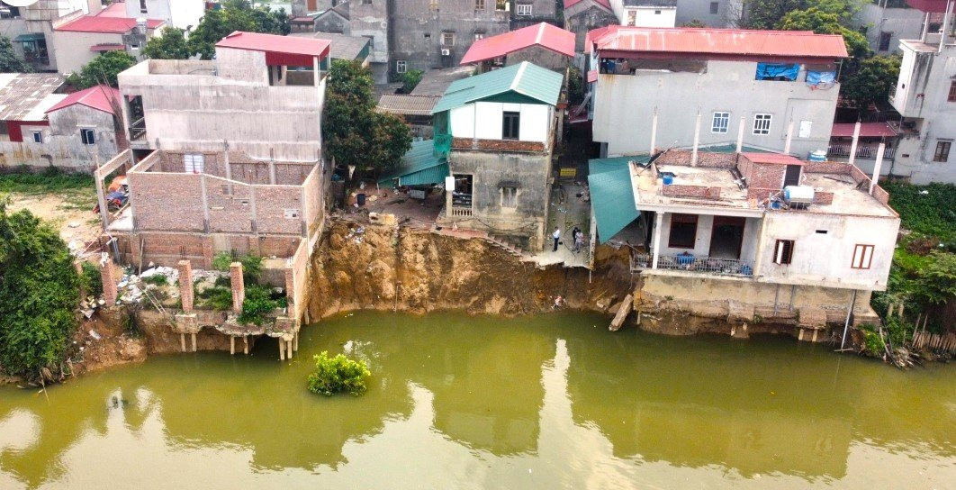 Sông Cầu 'nuốt chửng' nhà dân, Bắc Ninh công bố tình huống khẩn cấp
- Ảnh 2.
