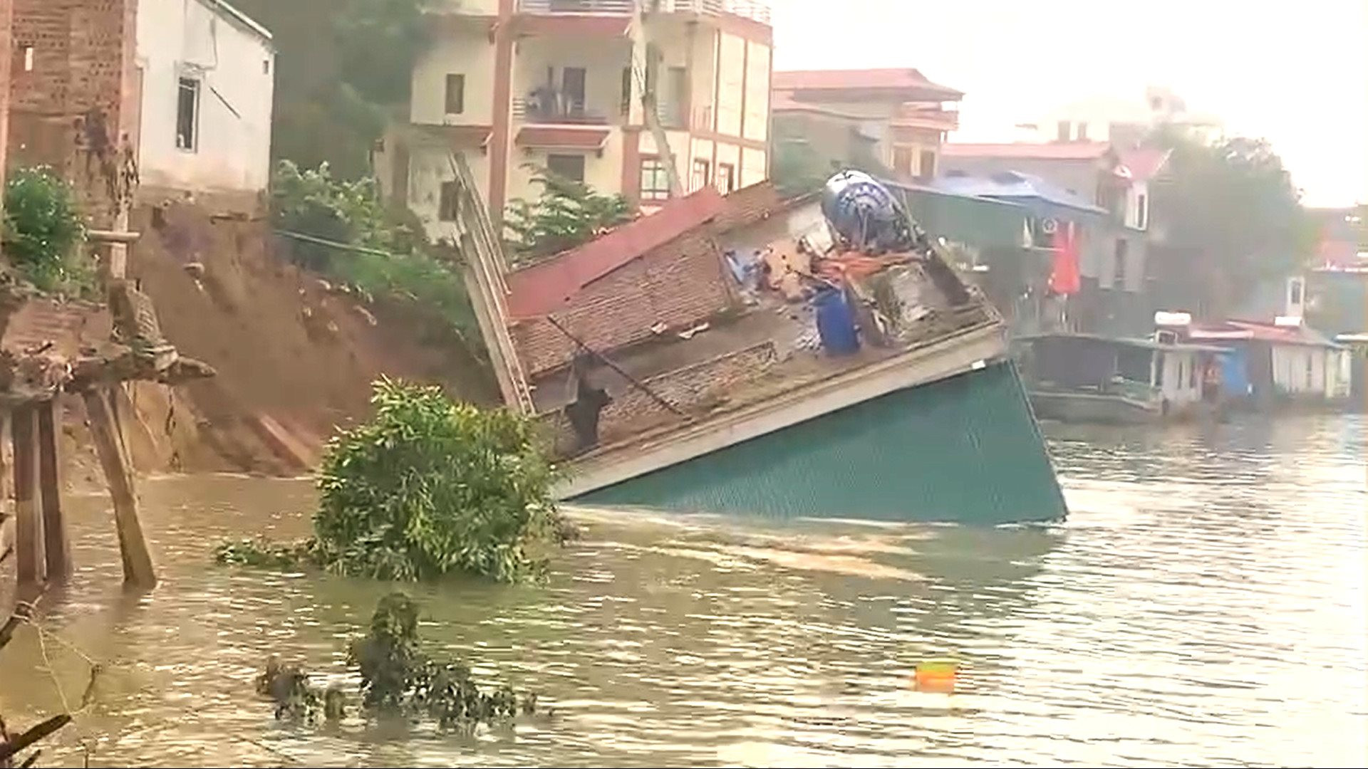 Sông Cầu 'nuốt chửng' nhà dân, Bắc Ninh công bố tình huống khẩn cấp
- Ảnh 1.