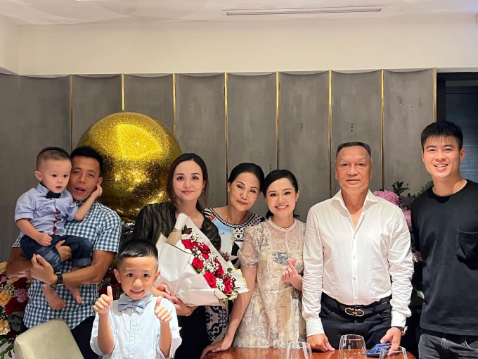 Ái nữ cựu chủ tịch CLB Sài Gòn mới sinh công chúa, em vợ đăng ảnh chúc mừng, Văn Quyết lập tức có phản ứng này- Ảnh 3.