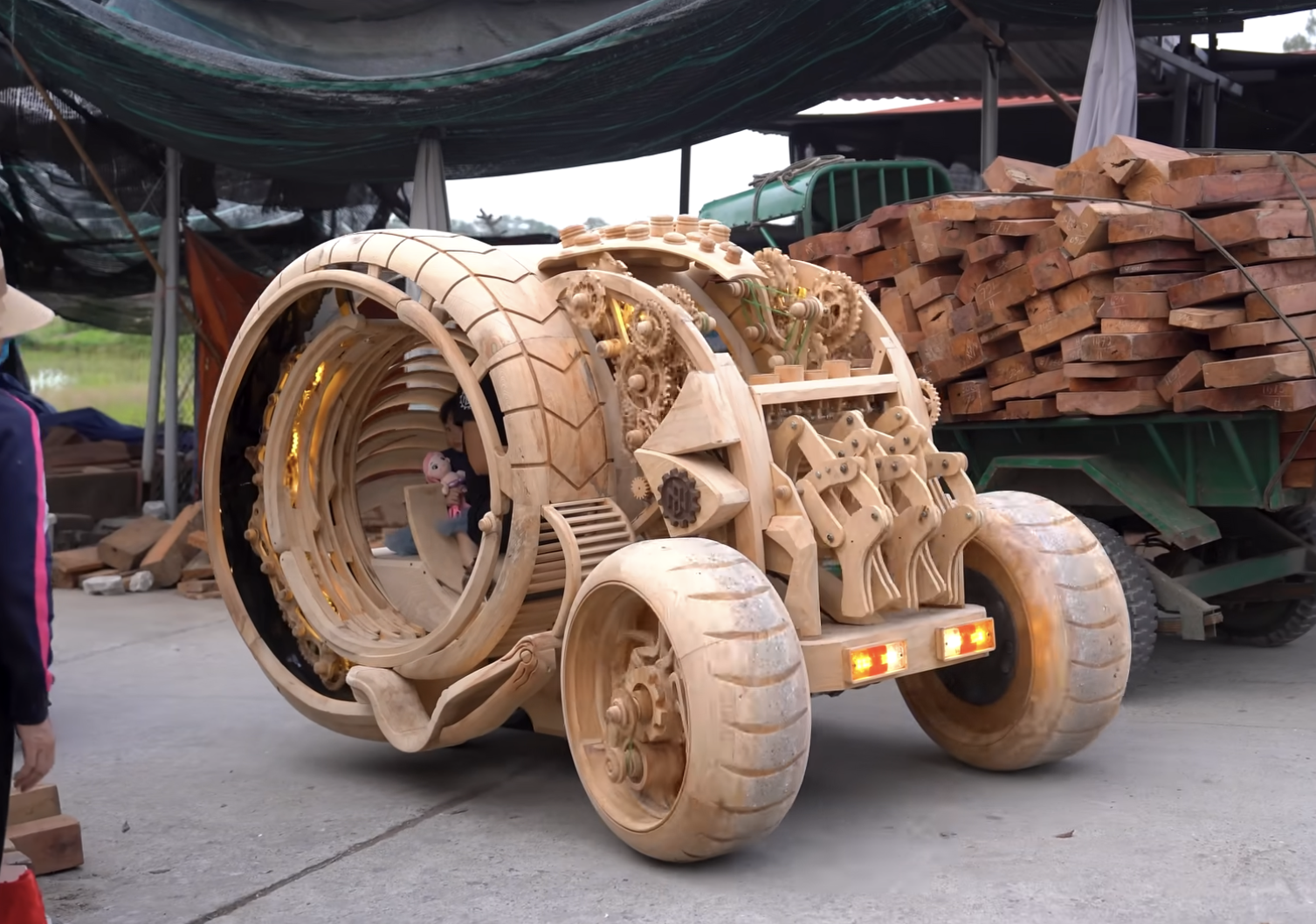 Làm xe gỗ theo thiết kế của AI, 9x chia sẻ: '3 tháng hoàn thiện, có chi tiết lấy cảm hứng từ đồng hồ cơ'- Ảnh 1.