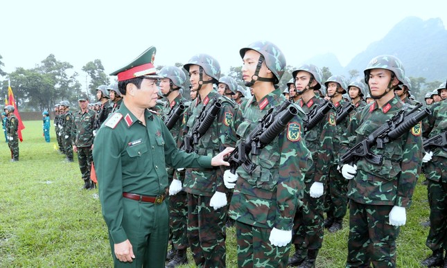 Tổng Tham mưu trưởng thị sát huấn luyện diễu binh, diễu hành kỷ niệm Chiến thắng Điện Biên Phủ- Ảnh 1.