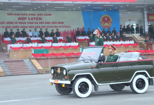 Tổng Tham mưu trưởng thị sát huấn luyện diễu binh, diễu hành kỷ niệm Chiến thắng Điện Biên Phủ- Ảnh 4.