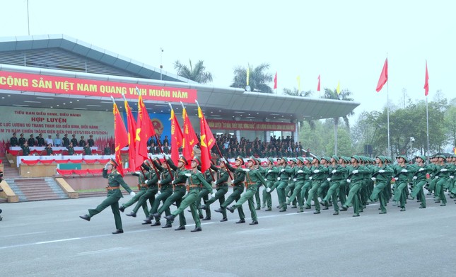 Tổng Tham mưu trưởng thị sát huấn luyện diễu binh, diễu hành kỷ niệm Chiến thắng Điện Biên Phủ- Ảnh 2.