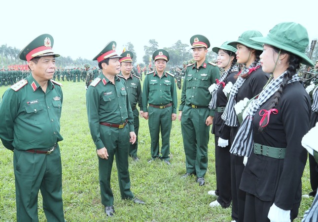 Tổng Tham mưu trưởng thị sát huấn luyện diễu binh, diễu hành kỷ niệm Chiến thắng Điện Biên Phủ- Ảnh 3.