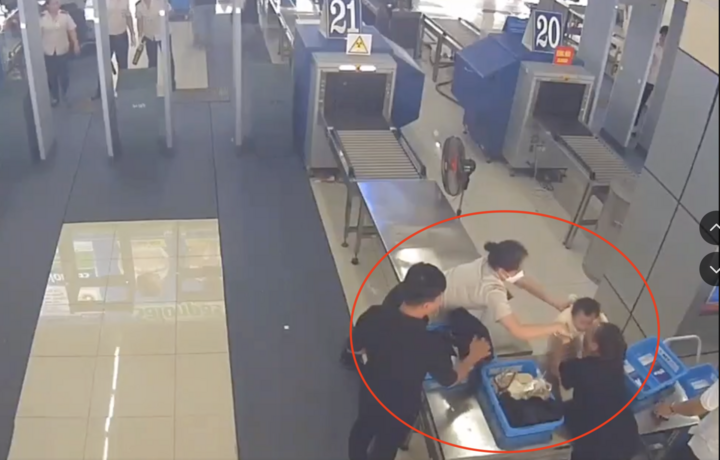 Nữ nhân viên sân bay lao nhanh như chớp đỡ cháu bé bị ngã từ bàn cao- Ảnh 1.