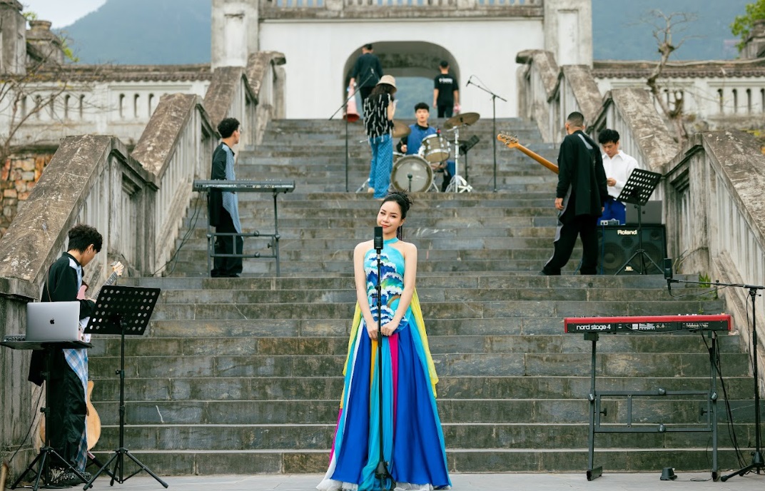 Á quân Sao Mai Hồng Duyên hát bài được sáng tác riêng cho Hà Anh Tuấn gây ý kiến trái chiều- Ảnh 1. Á quân Sao Mai Hồng Duyên hát bài được sáng tác riêng cho Hà Anh Tuấn gây ý kiến trái chiều- Ảnh 1.