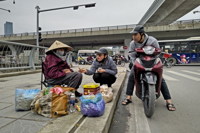 Nước mắt phía sau bức ảnh bà cụ bán trứng ôm bé gái ở ngã tư Cầu Giấy- Ảnh 9.