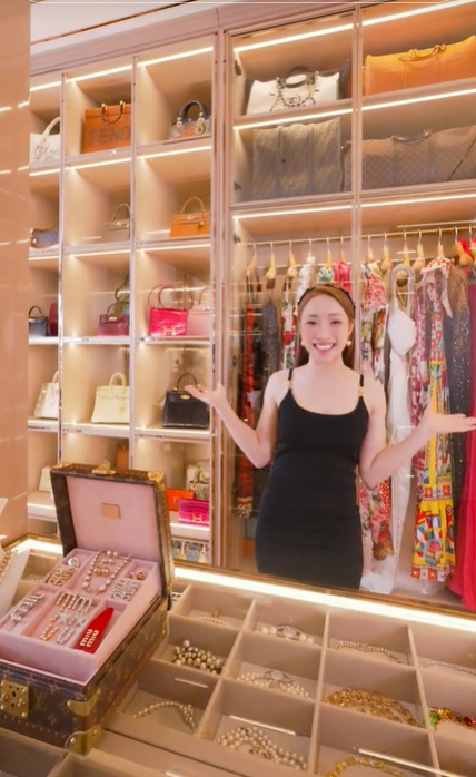 Phòng thay đồ trong biệt thự triệu đô vợ trẻ Chi Bảo: Như bước vào store cao cấp, sở hữu món đồ 1,5 tỷ “độc nhất” tại Việt Nam- Ảnh 6.