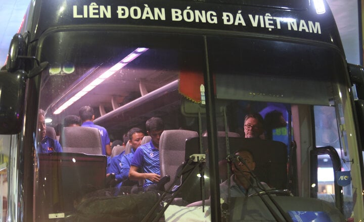Buồn bã ngày về của đội tuyển Việt Nam sau trận thua Indonesia- Ảnh 7.