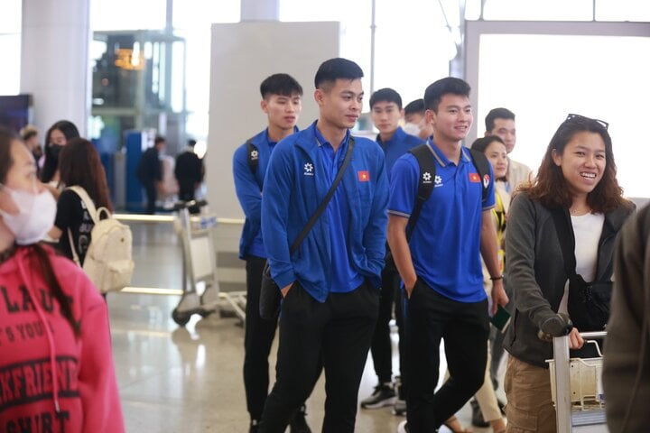 Buồn bã ngày về của đội tuyển Việt Nam sau trận thua Indonesia- Ảnh 3.