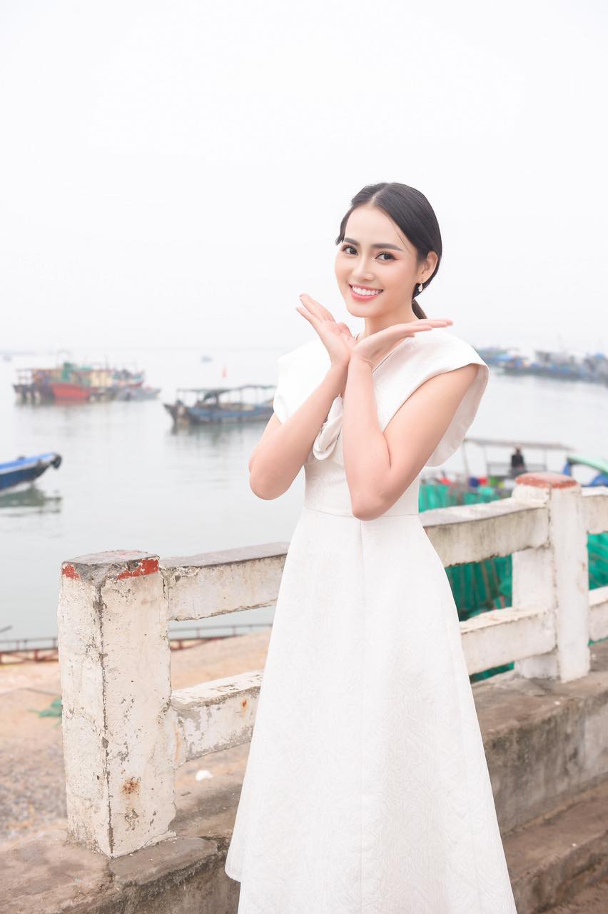 Hoa hậu Bích Hạnh mặc giản dị đi thiện nguyện - Ảnh 4.