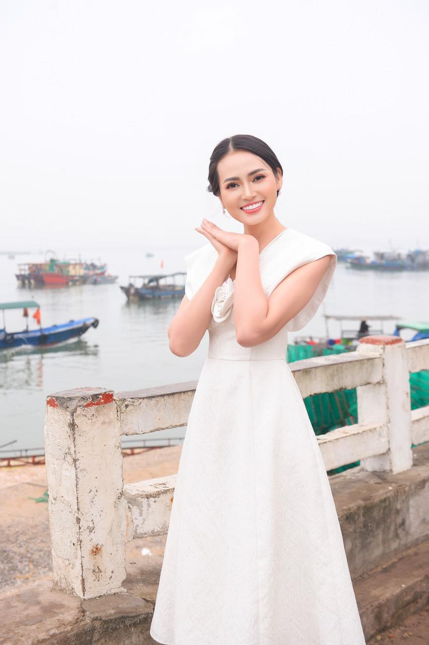 Hoa hậu Bích Hạnh mặc giản dị đi thiện nguyện - Ảnh 3.
