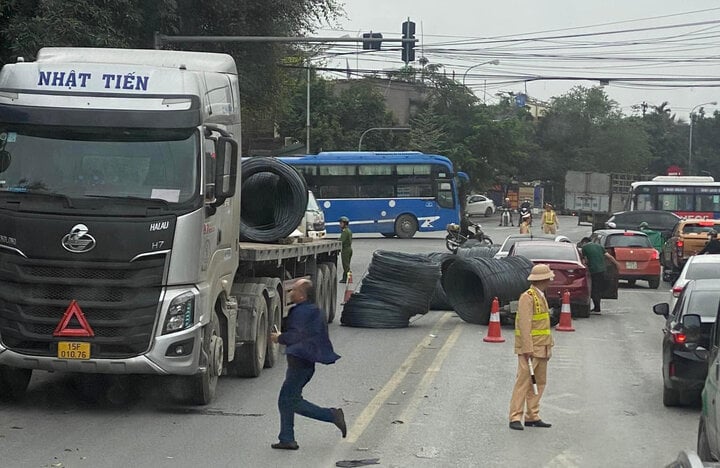 Nhiều cuộn thép rơi khỏi xe đầu kéo, va trúng 3 ô tô ở Hải Phòng- Ảnh 1.