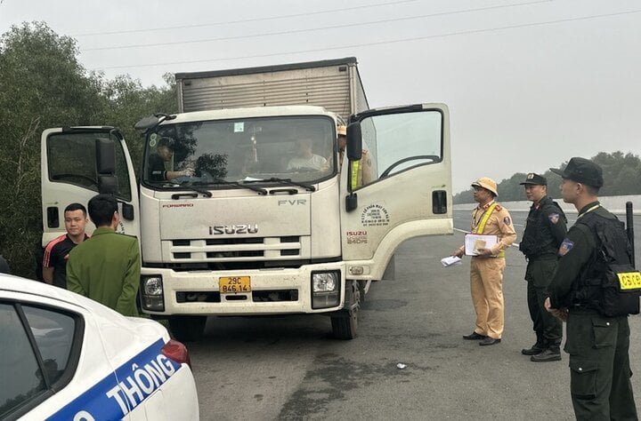 Dừng ô tô trên cao tốc Hà Nội - Hải Phòng đánh bạc, 4 tài xế bị CSGT bắt giữ- Ảnh 1.