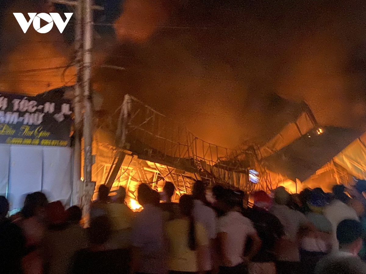 Nhà sách Tuấn Minh ở Bình Phước đổ sập sau vụ cháy- Ảnh 2.