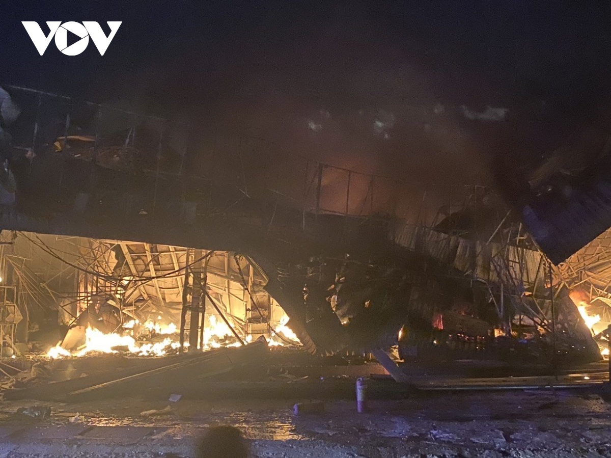Nhà sách Tuấn Minh ở Bình Phước đổ sập sau vụ cháy- Ảnh 1.