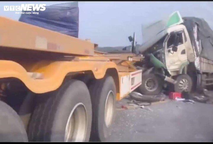 Lại tai nạn trên cao tốc Cam Lộ - La Sơn, ách tắc kéo dài- Ảnh 1.