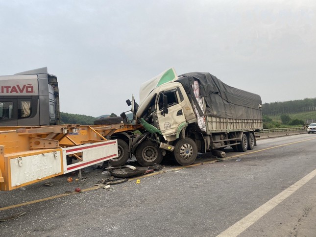Xe tải nát đầu sau cú va chạm kinh hoàng trên cao tốc Cam Lộ - La Sơn- Ảnh 1.