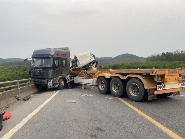 Xe tải nát đầu sau cú va chạm kinh hoàng trên cao tốc Cam Lộ - La Sơn- Ảnh 4.
