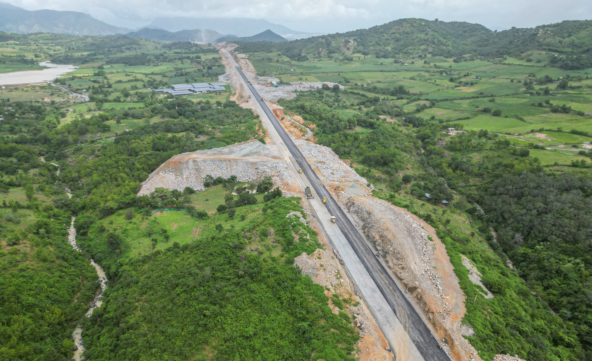 2 dự án 19.000 tỷ đồng sắp khai thông, Việt Nam sẽ hoàn thành mục tiêu 'khủng' trong xây dựng cao tốc- Ảnh 1.