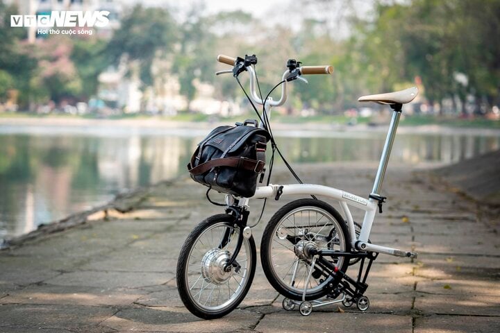 Thợ Việt 'phù phép' xe đạp gấp Brompton thành xe điện độc nhất vô nhị- Ảnh 1.