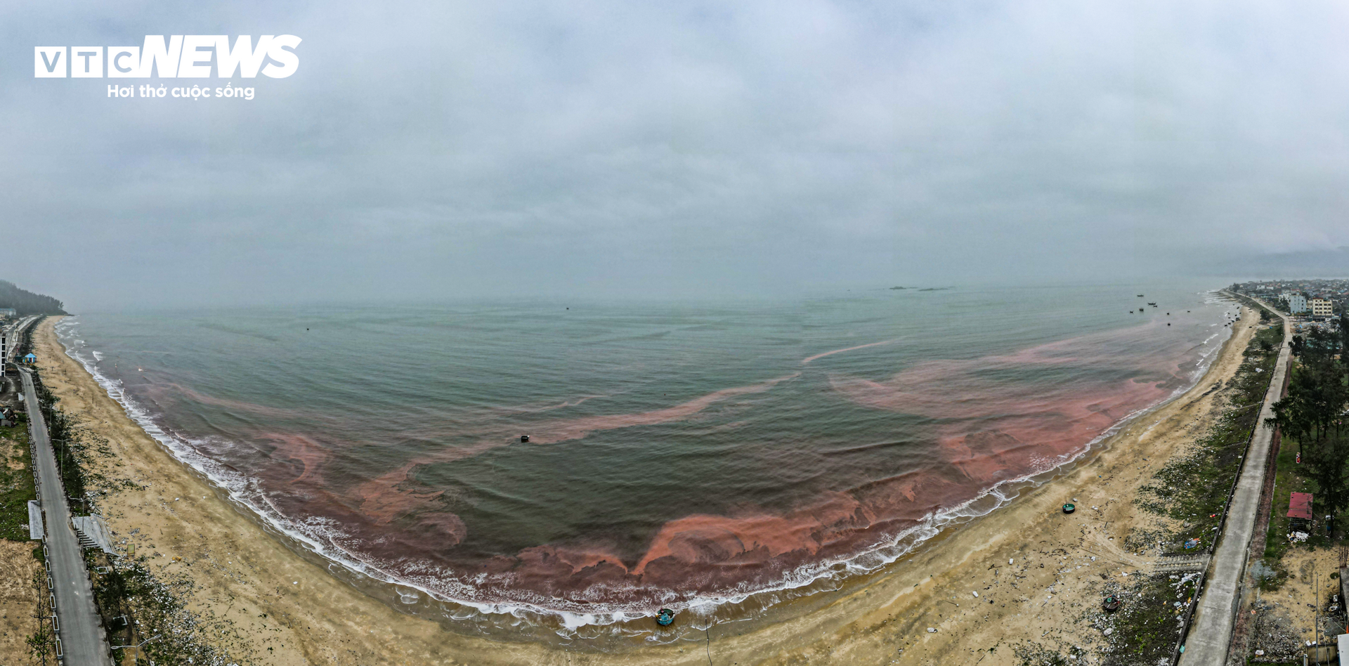 Nước biển ở Hà Tĩnh có màu đỏ như ‘máu’- Ảnh 1.