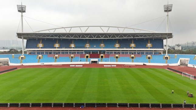 Mặt cỏ SVĐ quốc gia Mỹ Đình xanh mướt trước ngày diễn ra trận đấu lượt về giữa Việt Nam - Indonesia
- Ảnh 2.