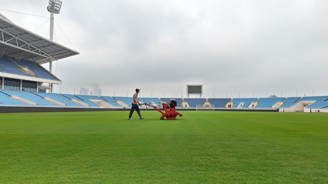 Mặt cỏ SVĐ quốc gia Mỹ Đình xanh mướt trước ngày diễn ra trận đấu lượt về giữa Việt Nam - Indonesia
- Ảnh 3.