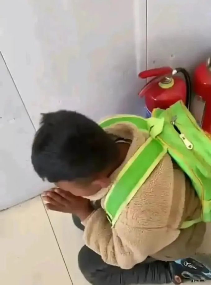 Phẫn nộ cảnh giáo viên mầm non bạo hành bé trai ở Trung Quốc: Chi tiết đứa trẻ chắp tay van nài khiến ai nhìn cũng đau đớn- Ảnh 4.