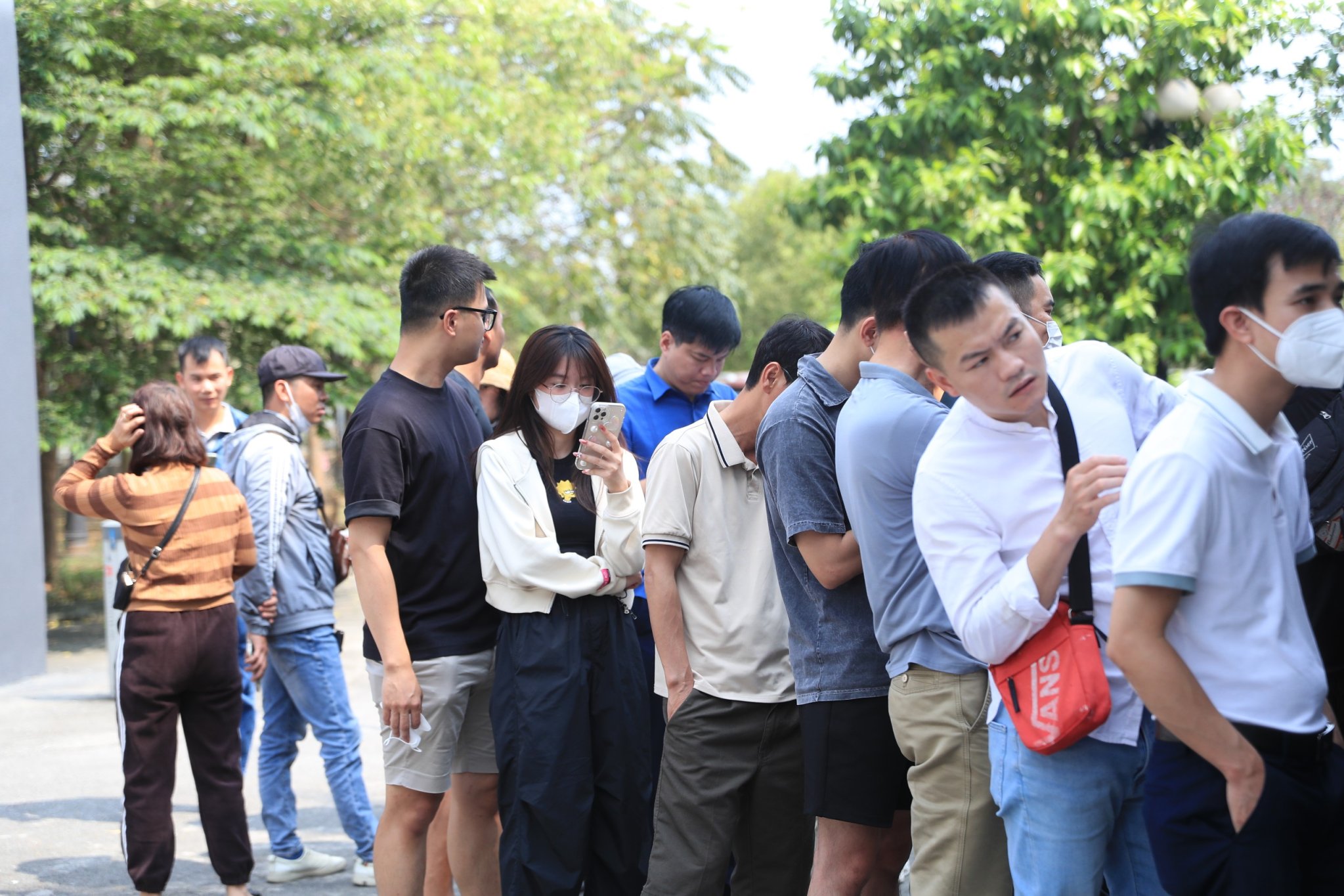 CĐV Việt Nam xếp hàng chờ giữa trưa nắng, vé xem trận gặp Indonesia có ế ẩm như lời đồn?- Ảnh 1.