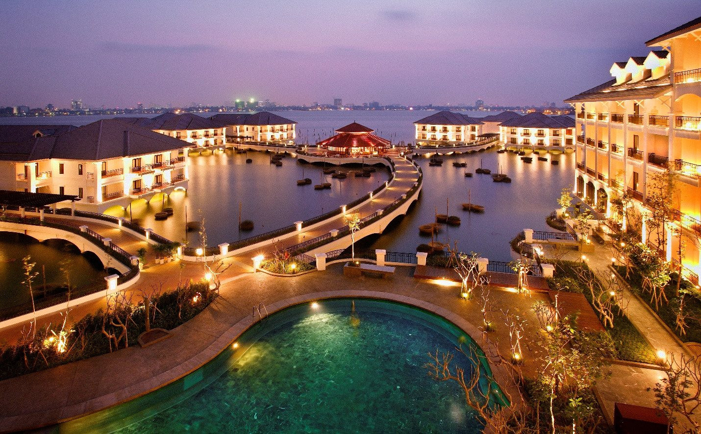 Top 10 khách sạn trong phố tốt nhất Việt Nam gọi tên InterContinental Hanoi Westlake- Ảnh 1.
