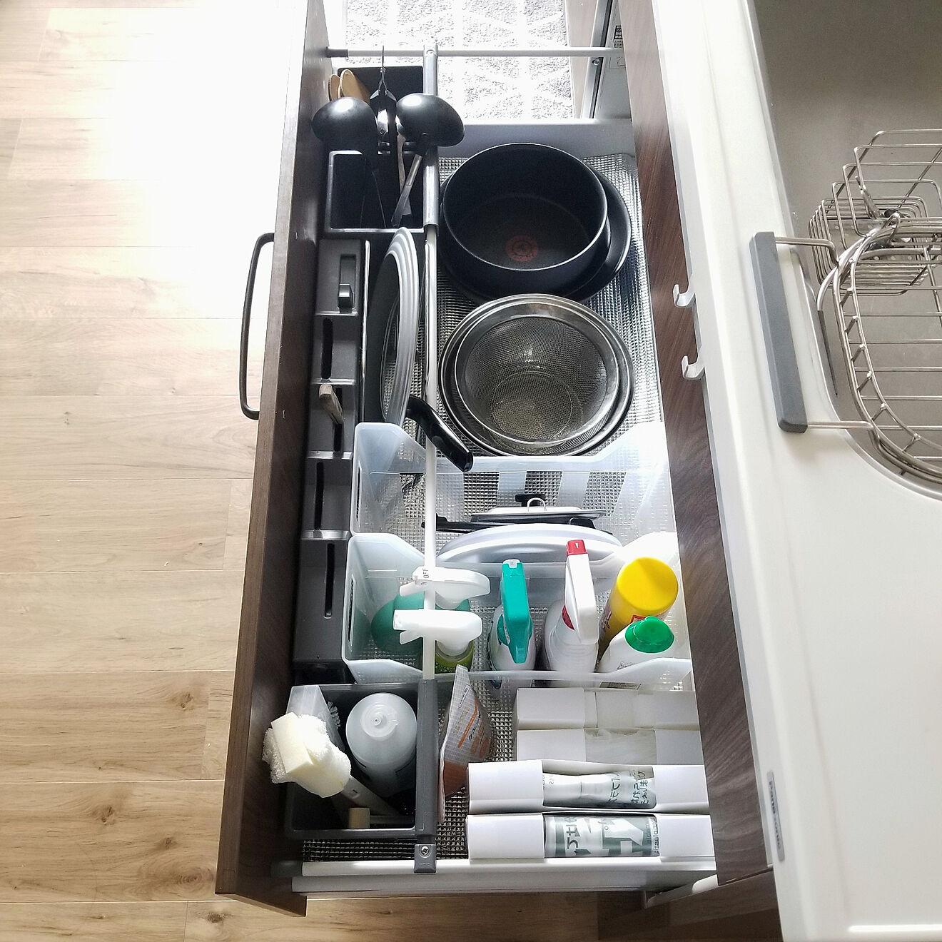 Mở ngăn kéo tủ bếp của bà nội trợ Nhật ra, tôi vô cùng bất ngờ vì chúng sạch sẽ và ngăn nắp quá!- Ảnh 6.