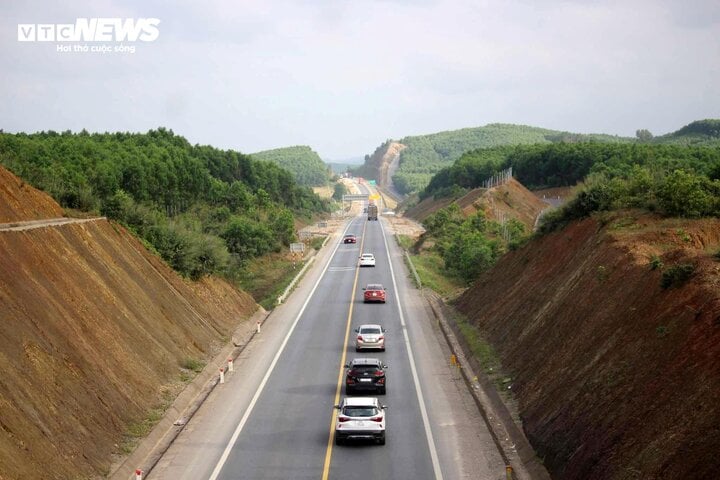 Cục Đường bộ đồng ý cấm ô tô trên 30 chỗ, xe tải nặng vào cao tốc Cam Lộ-La Sơn- Ảnh 1.