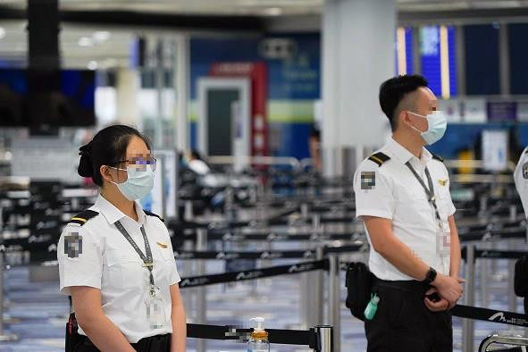 Nữ nhân viên an ninh sân bay phát hiện hành khách đi khập khiễng: Điều tra phát hiện vật thể lấp lánh ở đùi phải, phanh phui cả 1 đường dây buôn lậu hơn 100 tỷ đồng- Ảnh 1.