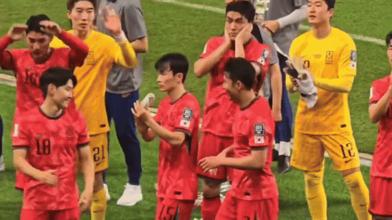 Khoảnh khắc hot nhất bóng đá xứ Hàn: Son Heung-min dang tay ôm chầm Lee Kang-in, bao giận hờn như tan biến!- Ảnh 3.