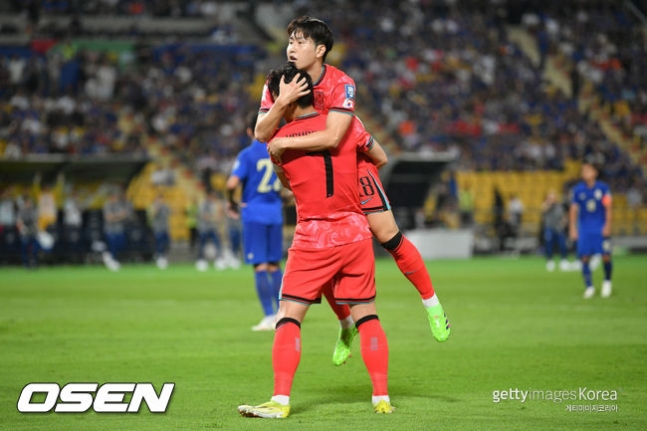 Khoảnh khắc hot nhất bóng đá xứ Hàn: Son Heung-min dang tay ôm chầm Lee Kang-in, bao giận hờn như tan biến!- Ảnh 2.