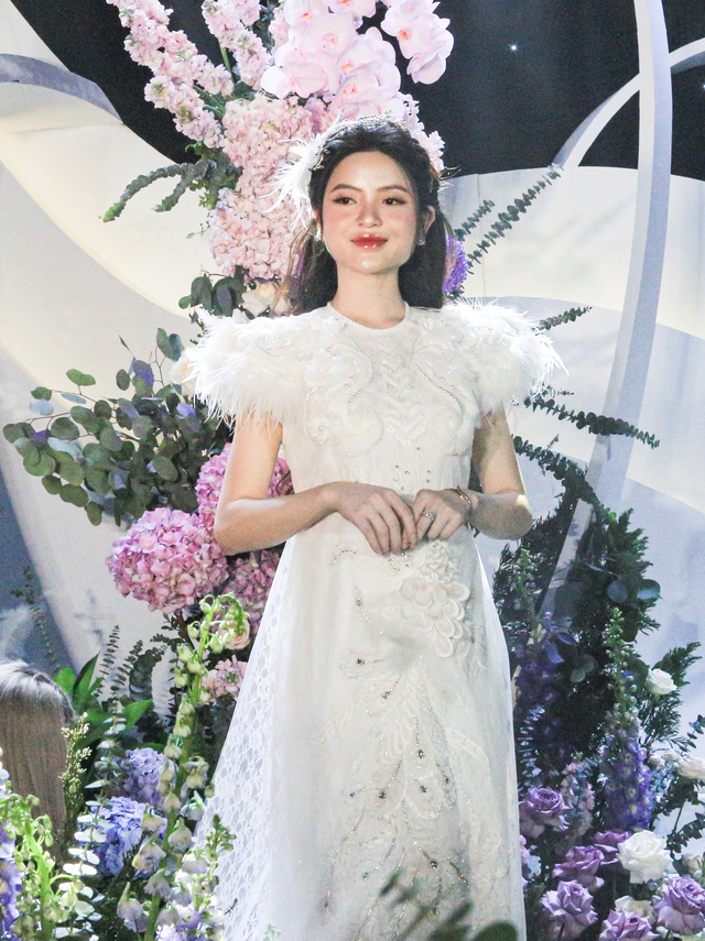 Cô dâu Chu Thanh Huyền xuất hiện với vòng 2 tròn lẳn trong ngày cưới, liên tục lấy tay che bụng- Ảnh 6.