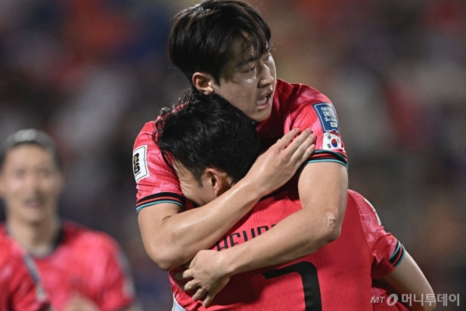 Khoảnh khắc hot nhất bóng đá xứ Hàn: Son Heung-min dang tay ôm chầm Lee Kang-in, bao giận hờn như tan biến!- Ảnh 1.