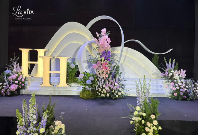 Tấm bảng in nội dung đặc biệt gửi đến 1.200 khách mời ở rạp cưới Quang Hải - Chu Thanh Huyền- Ảnh 7.