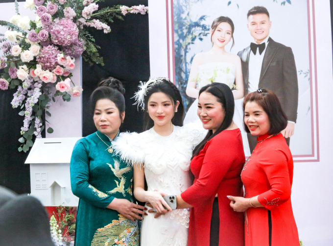 Cô dâu Chu Thanh Huyền xinh như công chúa trong ngày cưới Quang Hải, được cả làng khen vì xinh đẹp lại còn lễ phép- Ảnh 5.