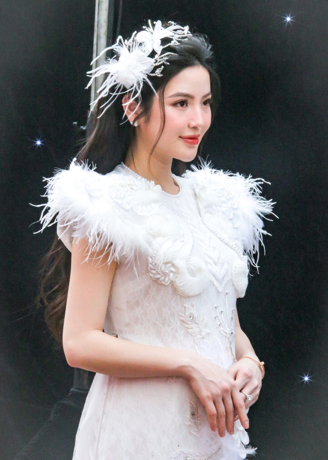 Cô dâu Chu Thanh Huyền xuất hiện với vòng 2 tròn lẳn trong ngày cưới, liên tục lấy tay che bụng- Ảnh 4.