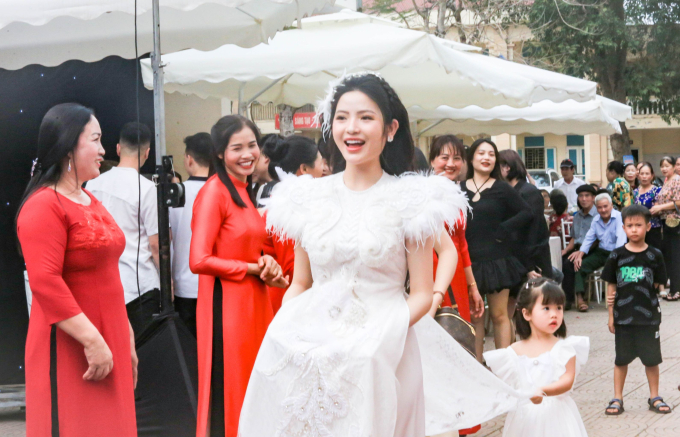 Cô dâu Chu Thanh Huyền xinh như công chúa trong ngày cưới Quang Hải, được cả làng khen vì xinh đẹp lại còn lễ phép- Ảnh 3.