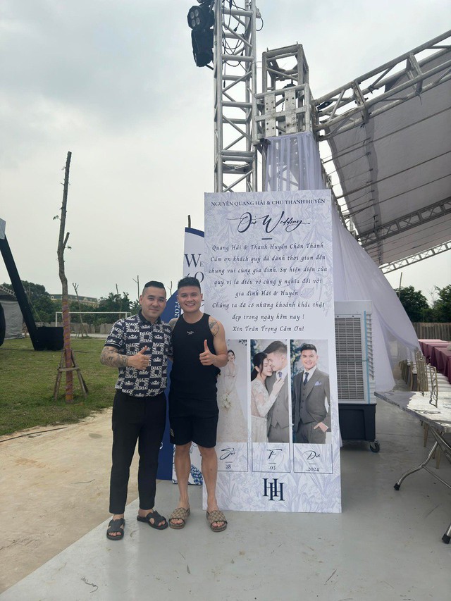 Tấm bảng in nội dung đặc biệt gửi đến 1.200 khách mời ở rạp cưới Quang Hải - Chu Thanh Huyền- Ảnh 4.