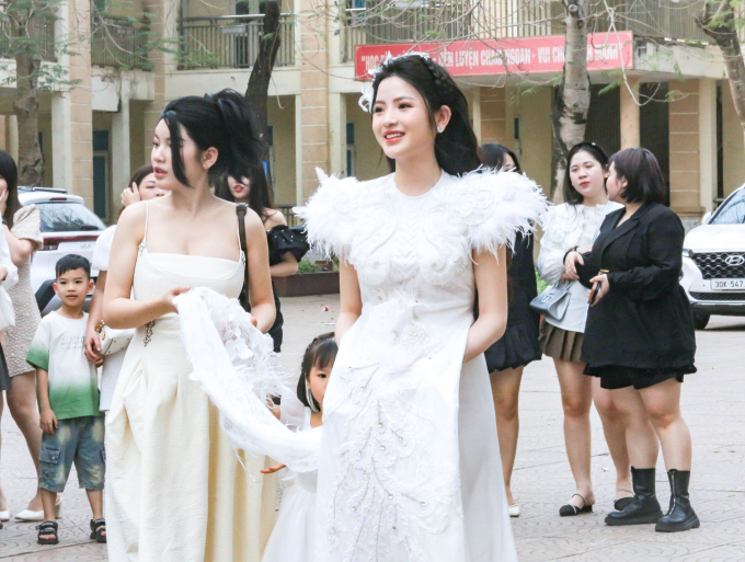 Cô dâu Chu Thanh Huyền xinh như công chúa trong ngày cưới Quang Hải, được cả làng khen vì xinh đẹp lại còn lễ phép- Ảnh 1.
